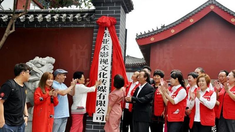 在挑选短视频拍摄厂家时，应关注以下方面：
